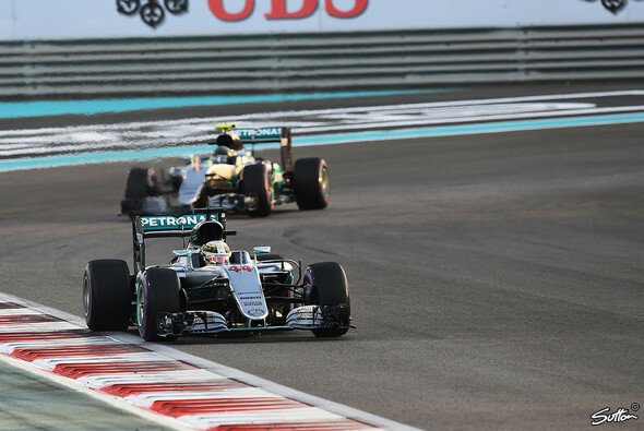 Lewis Hamilton bremste Nico Rosberg gegen Rennende massiv ein - Foto: Sutton