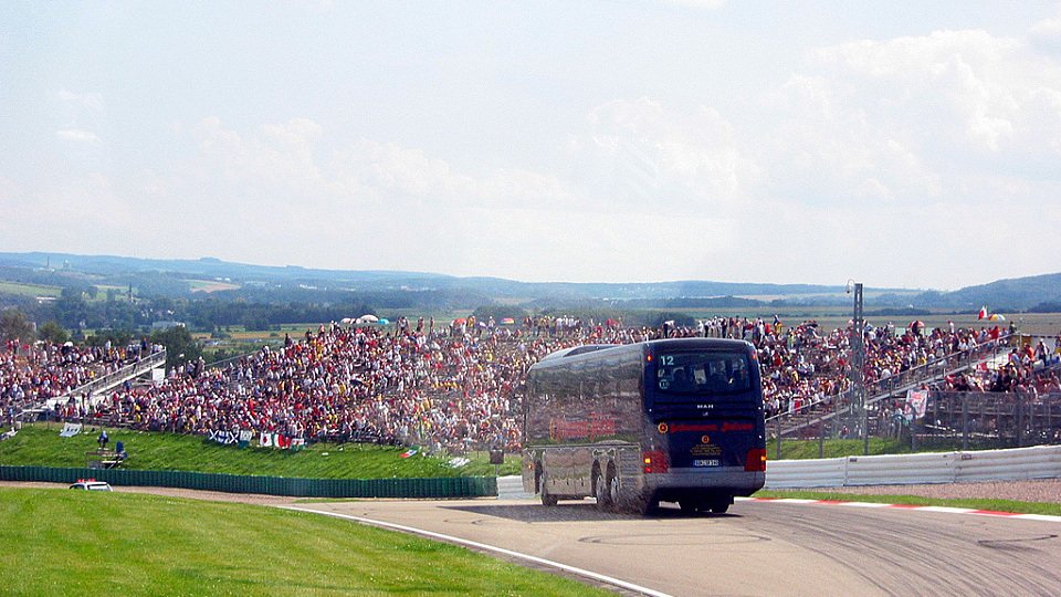 Ein Schumann Reisen Bus auf dem Sachsenring., Foto: adrivo Sportpresse