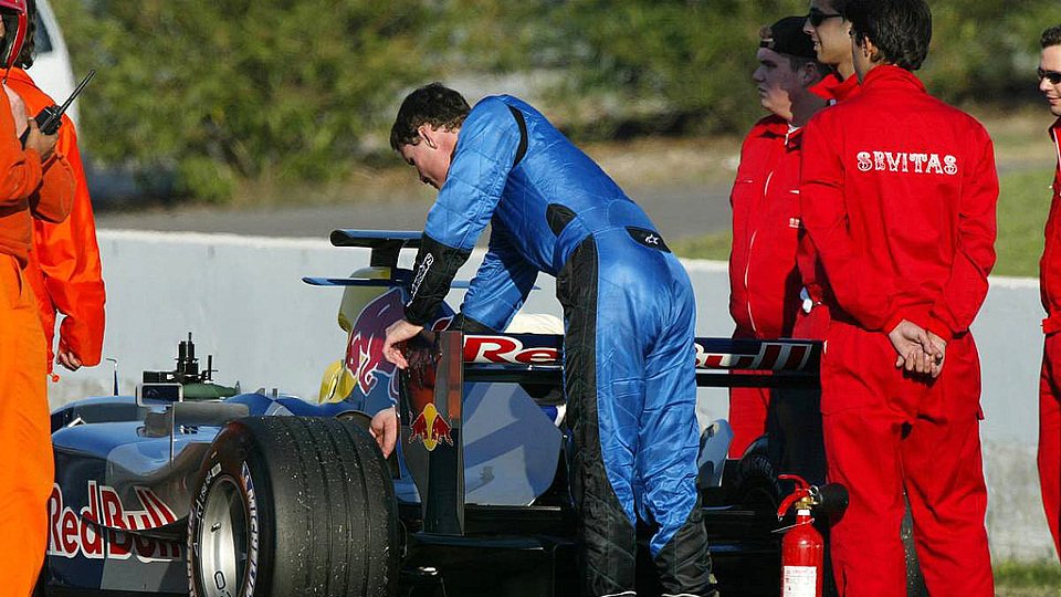 Könnten sich 2005 ein Auto teilen müssen –Klien und Liuzzi. Manager Pitchforth ist dagegen, doch Motorsportbetreuer Marko sagt: ‚Entschieden wird in Salzburg!’, Foto: xpb.cc Könnten sich 2005 ein Auto teilen müssen –Klien und Liuzzi. Manager Pitchforth ist dagegen, doch Motorsportbetreuer Marko sagt: ‚Entschieden wird in Salzburg!’, Foto: xpb.cc