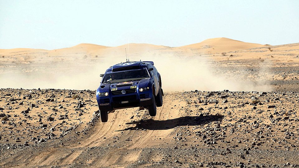 Vier dunkelblaue Race-Touareg sind 2005 für VW im Renneinsatz., Foto: VW Motorsport Vier dunkelblaue Race-Touareg sind 2005 für VW im Renneinsatz., Foto: VW Motorsport
