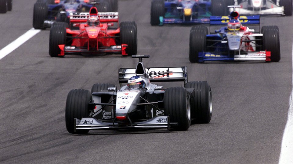 Schumacher und Häkkinen lieferten sich einige Duelle., Foto: West