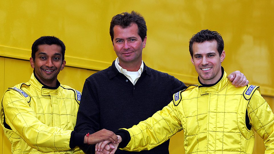 Karthikeyan & Monteiro sowie der Mann der sie in die F1 brachte: Trevor Carlin., Foto: Sutton