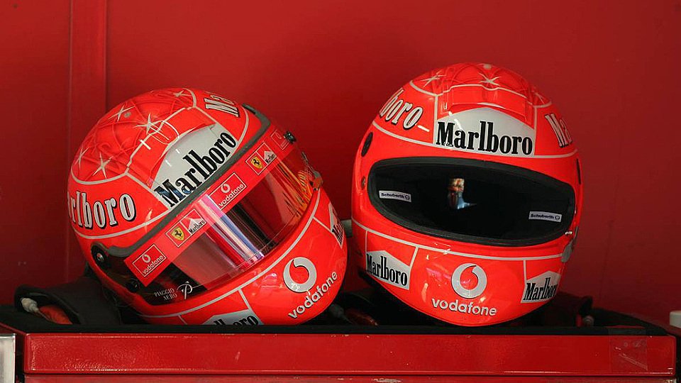 Die Helme von Michael Schumacher werden von Jens Munser lackiert.