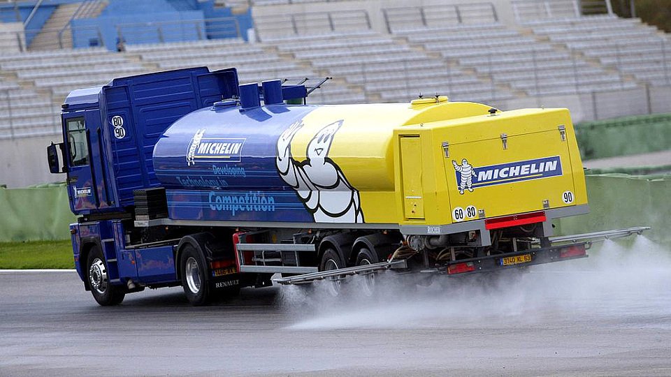Irgendwann musste es passieren: Der Michelin-Laster rutschte von der Strecke., Foto: xpb.cc