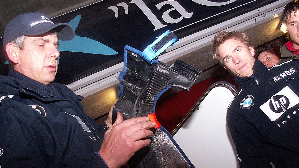 Nick Heidfeld und Tim Newton erklären den Fans eine F1-Sitzschale., Foto: adrivo Sportpresse