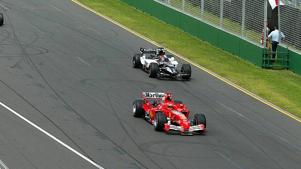 Michael Schumacher im Duell mit einem Minardi?, Foto: Bridgestone