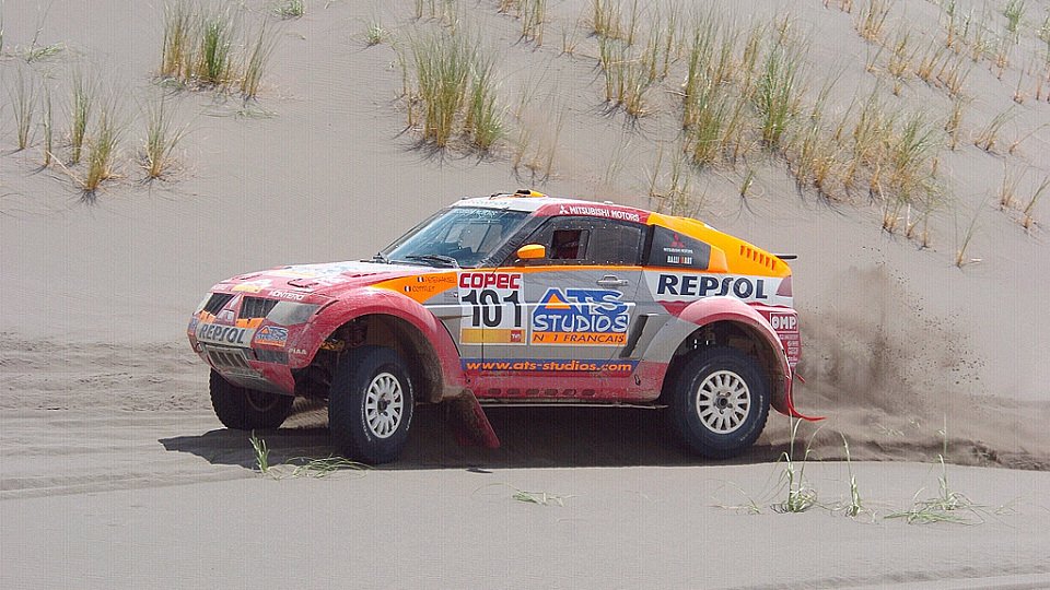 Der Dakar-Sieger pirscht sich an Bruno Saby heran., Foto: Mitsubishi