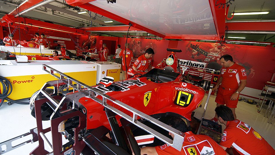 Die Roten stecken keinen neuen V10 ins Heck des F2004 M mit der Startnummer 1., Foto: Ferrari Press Office