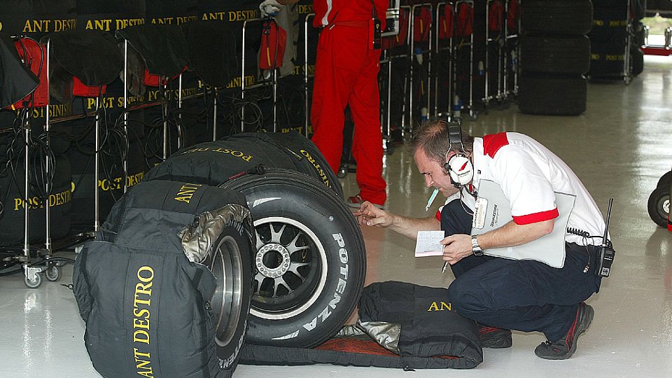 Die Reifen erhalten ein schattiges Plätzchen im Fahrerlager…., Foto: Bridgestone
