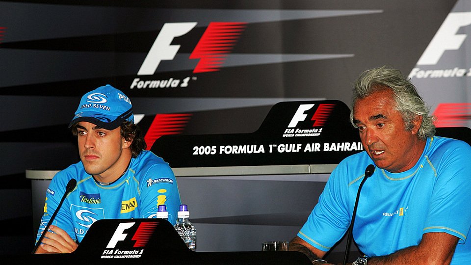 Fernando Alonso und sein Renault-Boss Flavio Briatore zu Gast in der FIA-PK., Foto: Sutton