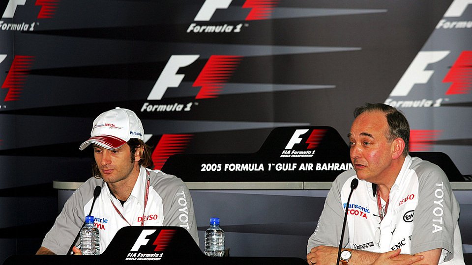 Toyota-Pilot Jarno Trulli und sein Präsident John Howett waren zu Gast in der FIA-Pressekonferenz., Foto: Sutton