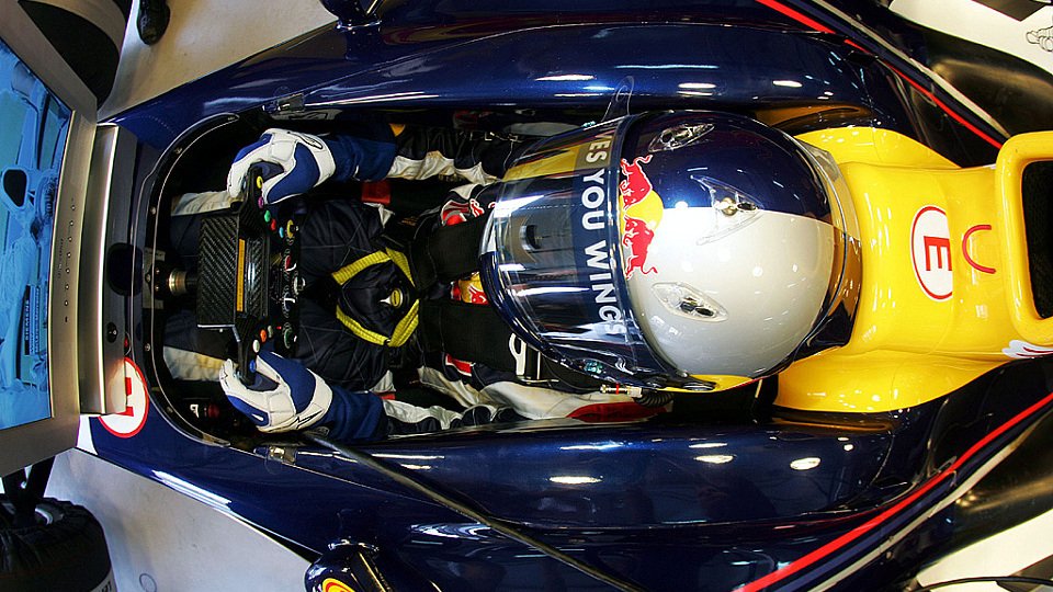 Christian Klien ist in seinem Red Bull festgezurrt., Foto: Sutton