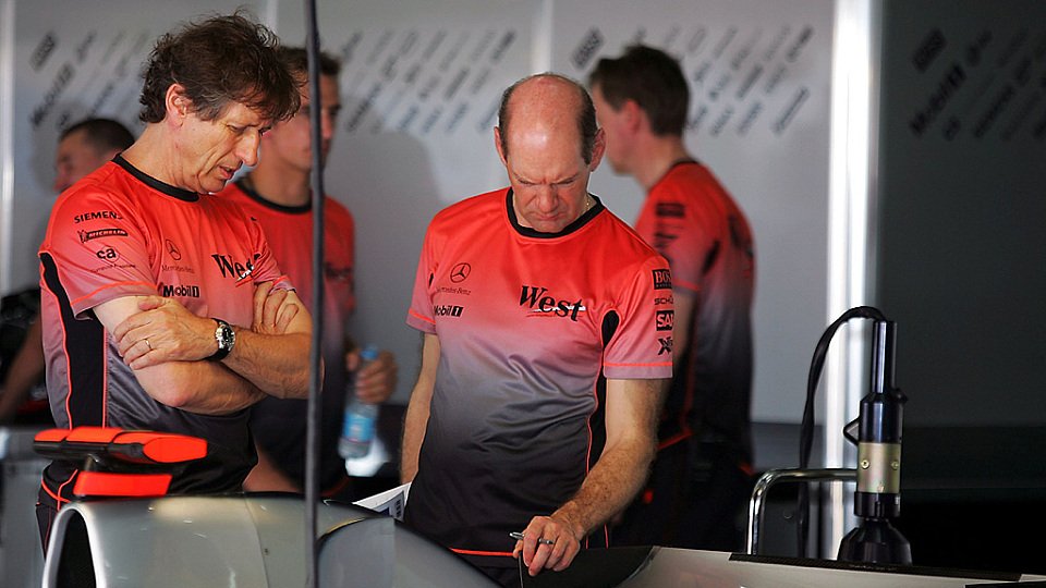 Mario Illien und Adrian Newey in der McLaren-Box..., Foto: Sutton