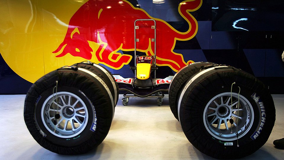 Nicht nur die Reifen sind rund - Red Bull entdeckte die Leidenschaft für das runde Leder., Foto: Sutton