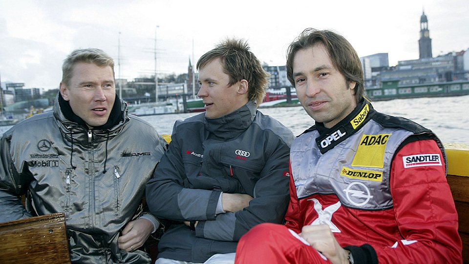 Mattias Ekström umgeben von zwei Jägern., Foto: DTM