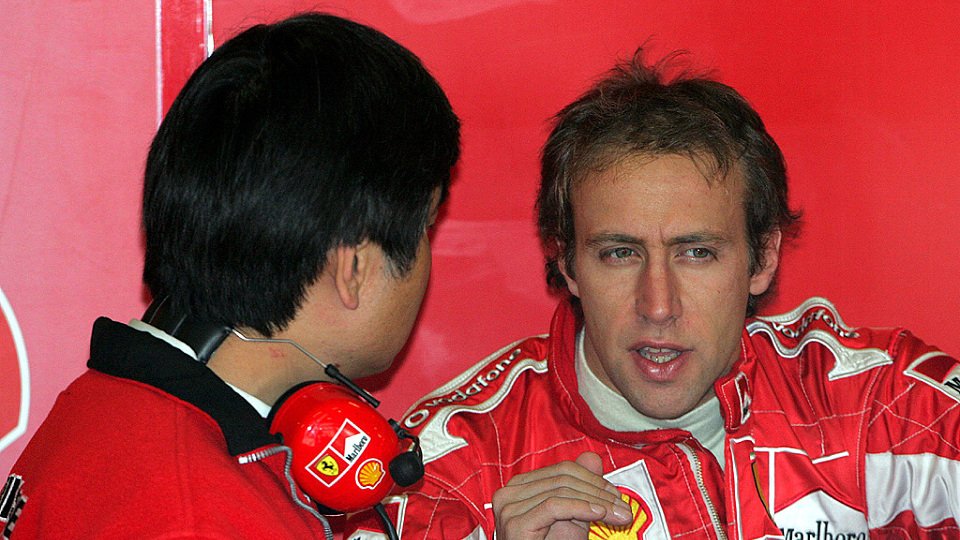 Luca Badoer im Gespräch mit den Ferrari-Ingenieuren., Foto: Sutton
