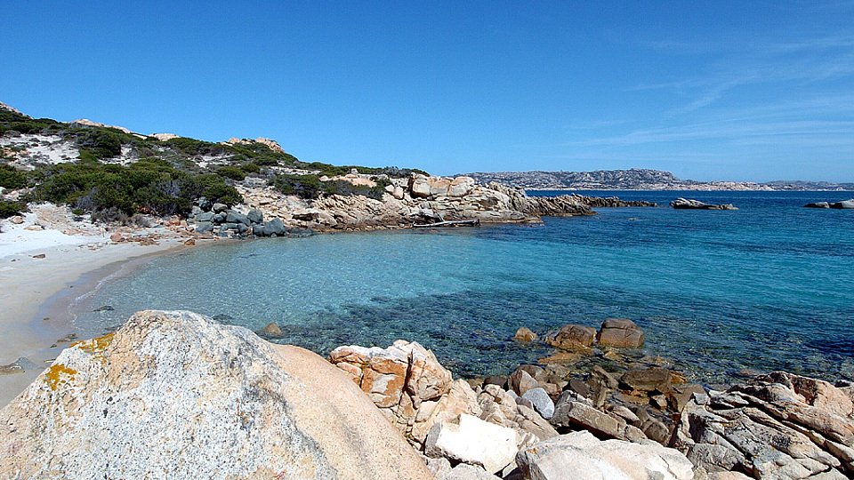 Die Insel Sardinien liegt nur zwölf Kilometer von Korsika entfernt, Foto: Sutton
