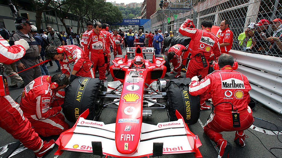 Michael Schumacher in Monaco 2005 - ein handfester Motivationsbeweis..., Foto: Sutton