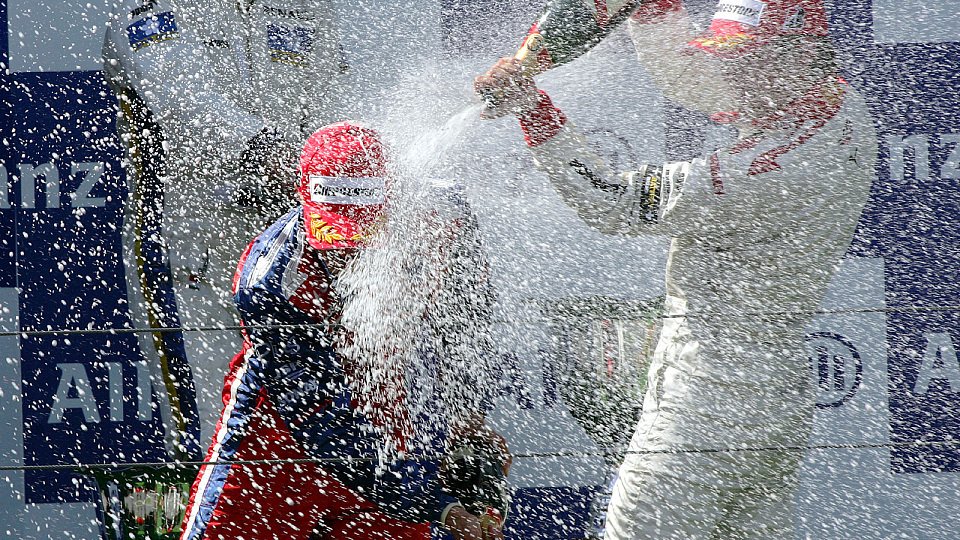 Heikki Kovalainen durfte Champagner verspritzen., Foto: Sutton