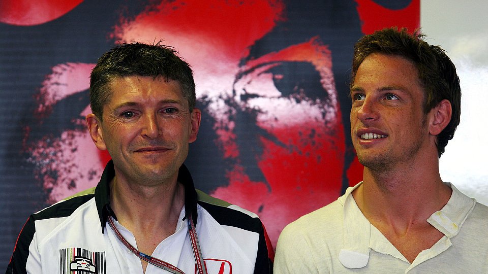 Nick Fry ist mit Jenson Button äußerst glücklich, Foto: Sutton
