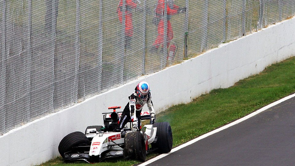 Jenson Button setzte seinen ersten Podestplatz des Jahres in die Wand., Foto: Sutton