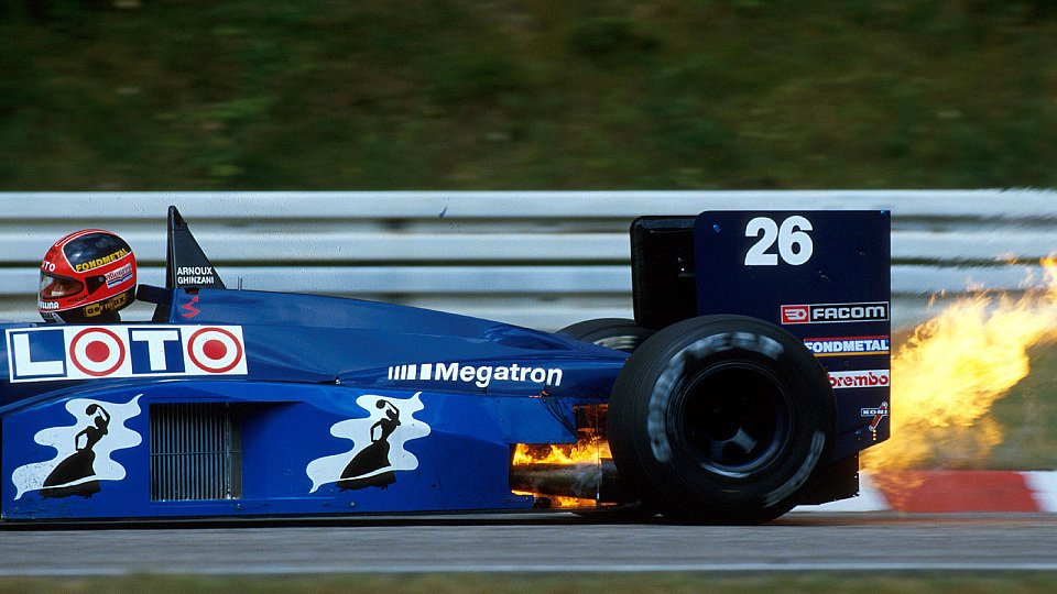 Piercarlo Ghinzani erleidet einen Motorschaden an seinem Ligier., Foto: Sutton
