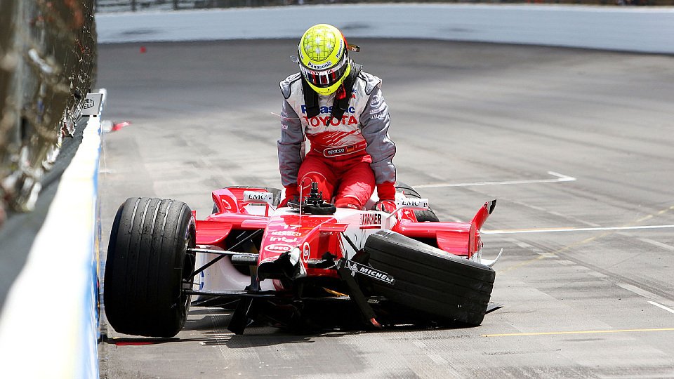 Ralf konnte aus eigener Kraft dem Wrack seines Autos entsteigen., Foto: Sutton