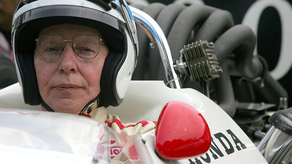 John Surtees gewann als bisher einzgier Fahrer WM-Titel auf zwei und vier Rädern, Foto: Sutton