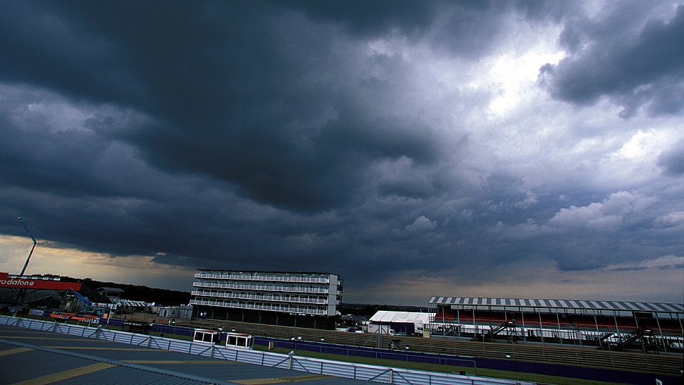 Die dunklen Wolken über Silverstone lassen nichts Gutes erahnen, Foto: Sutton