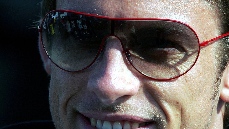 Jenson muss sich entscheiden: Und nicht nur ob ihm diese Brille wirklich steht..., Foto: Sutton