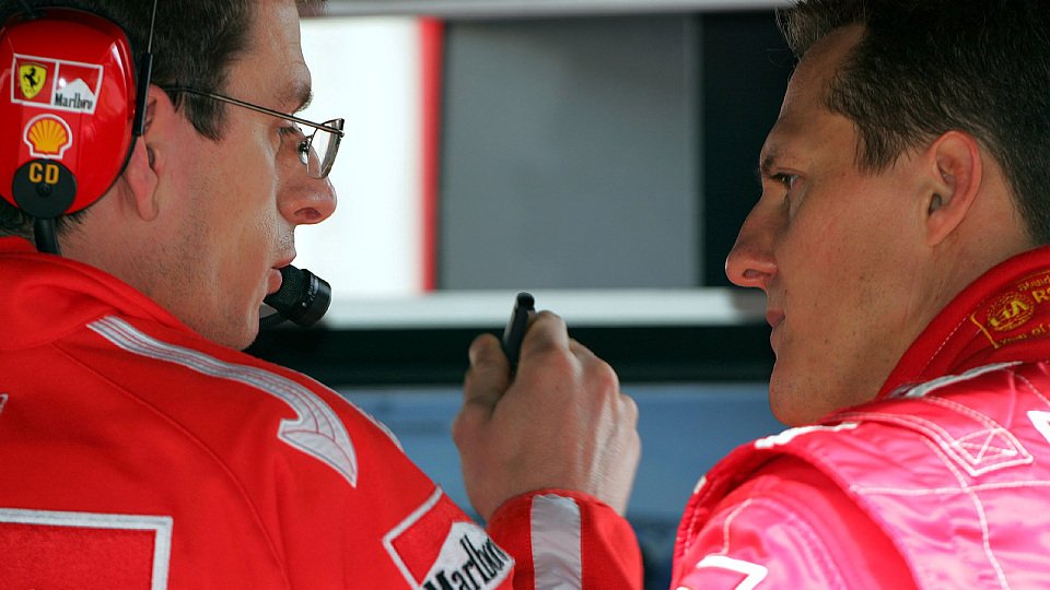 Chris Dyer und Michael Schumacher analysieren die roten Probleme., Foto: Sutton