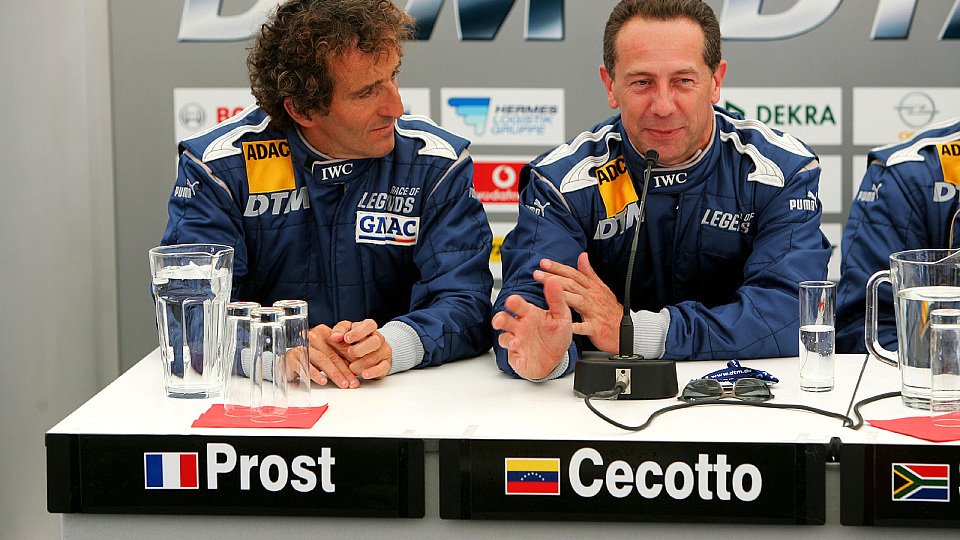 Alain Prost und Johnny Cecotto während der Pressekonferenz, Foto: Sutton