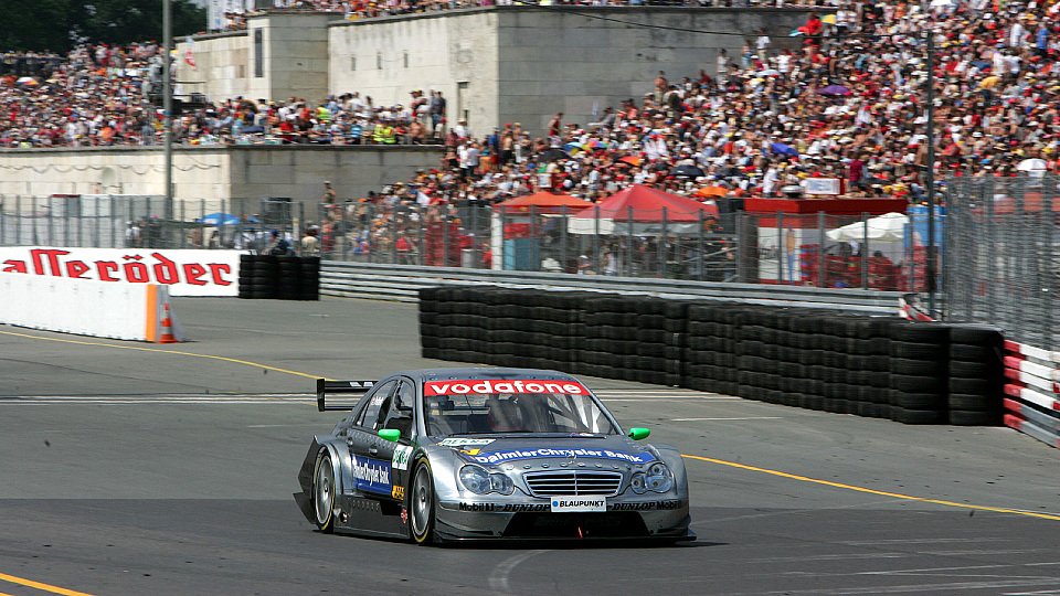 Gary Paffett vor vollbesetzter Tribüne, Foto: Sutton