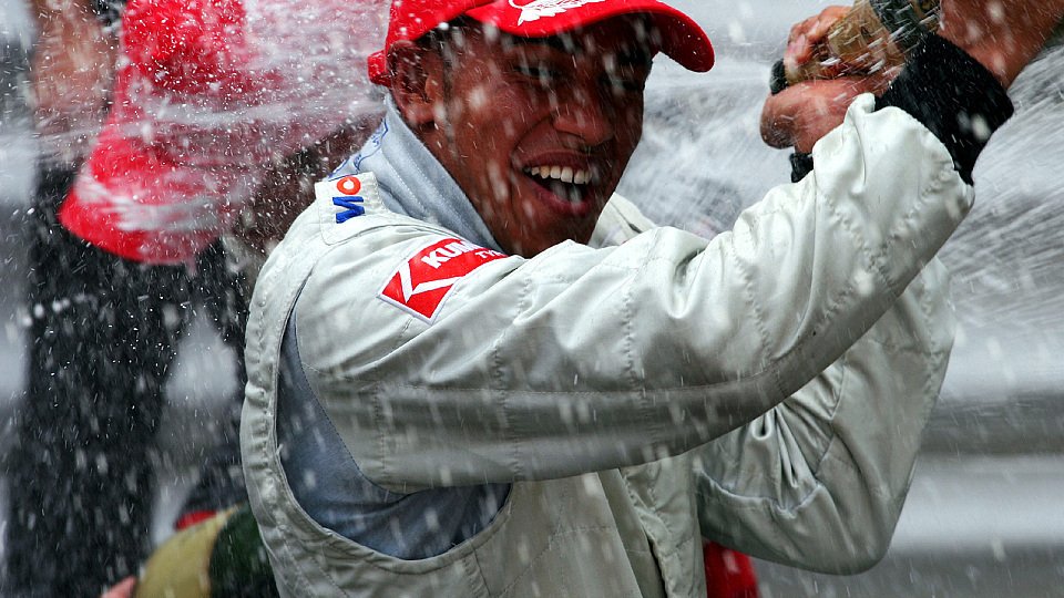 Dennis sieht Lewis vorerst keinen Champagner für McLaren verspritzen., Foto: Sutton