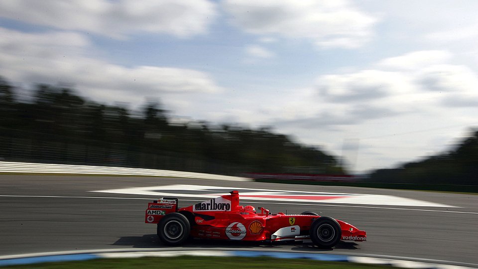Michael Schumacher fährt einen anderen Reifen als Barrichello., Foto: Sutton