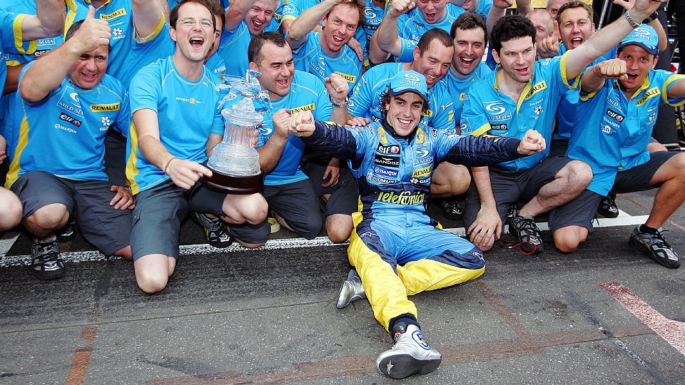Fernando Alonso und das Renault-Team feiern den Sieg beim Deutschland GP am Hockenheimring 2005. Wer von beiden hat in dieser Saison Grund zum Jubeln?, Foto: Sutton