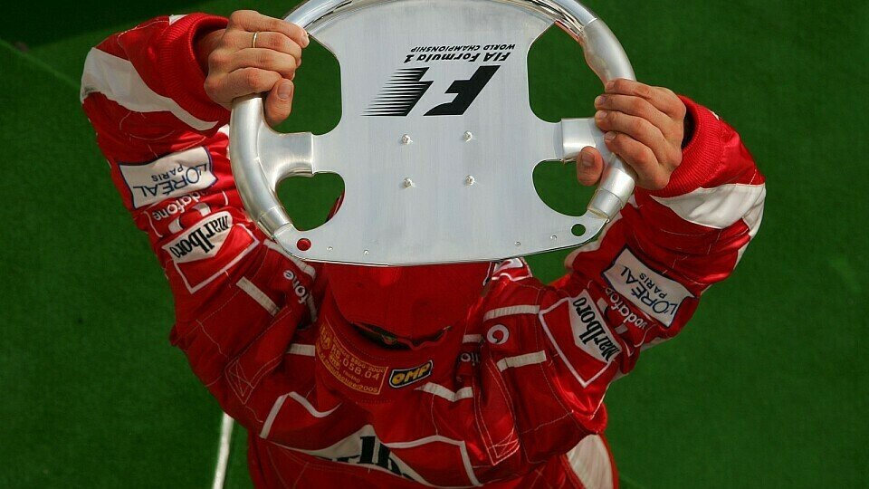 Michael Schumacher hielt seinen dritten Pokal des Jahres 2005 hoch., Foto: Sutton