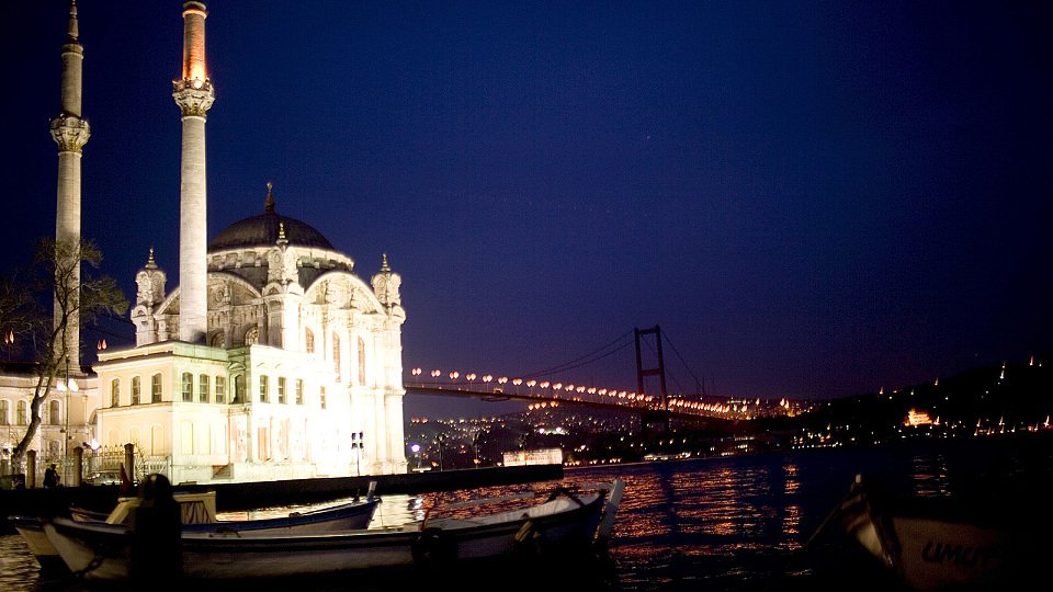 Istanbul bietet nicht nur bei Nacht einen faszinierenden Anblick., Foto: Sutton