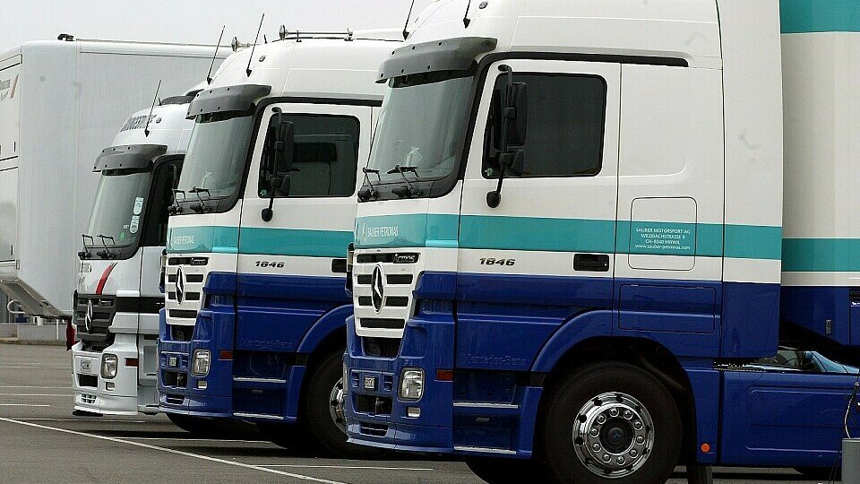 Noch stehen Trucks mit einem Stern hinter der Sauber-Box., Foto: Sutton