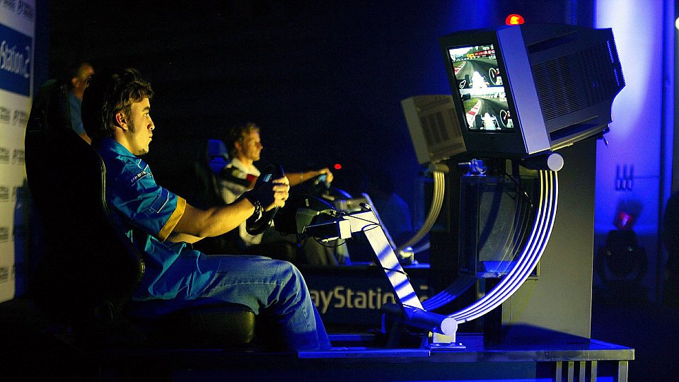 Jenson & Fernando duellierten sich schon vor zwei Jahren auf der Playstation., Foto: Sutton