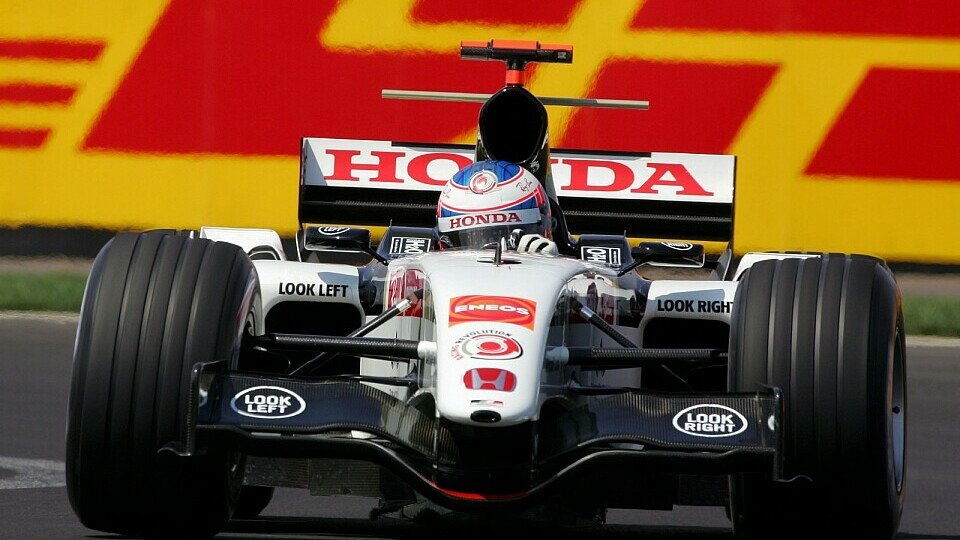 Jenson steht zwischen zwei Cockpits., Foto: Sutton