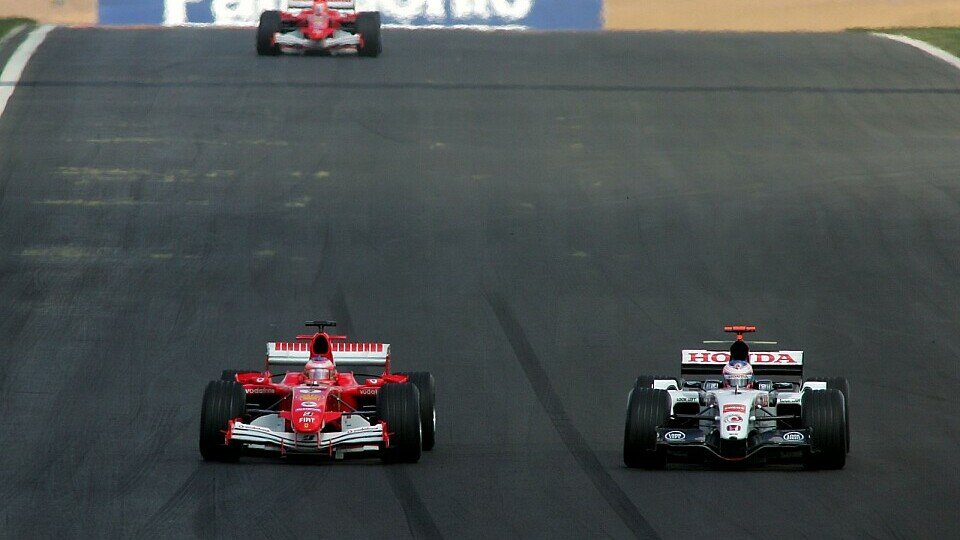 Button und Barrichello im Zweikampf - jetzt sind sie Kollegen., Foto: Sutton