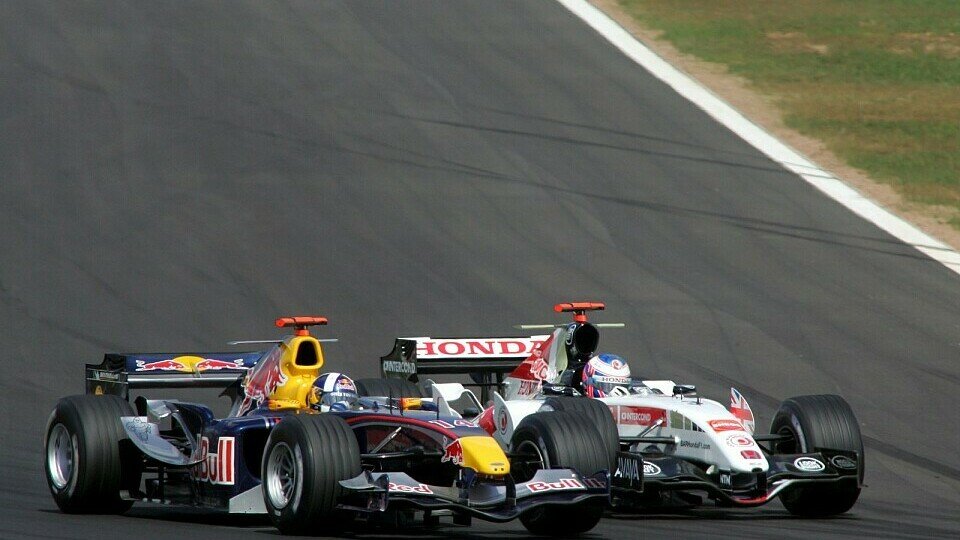 Gegen Jenson Button hatten die Bullenreiter keine Chance., Foto: Sutton