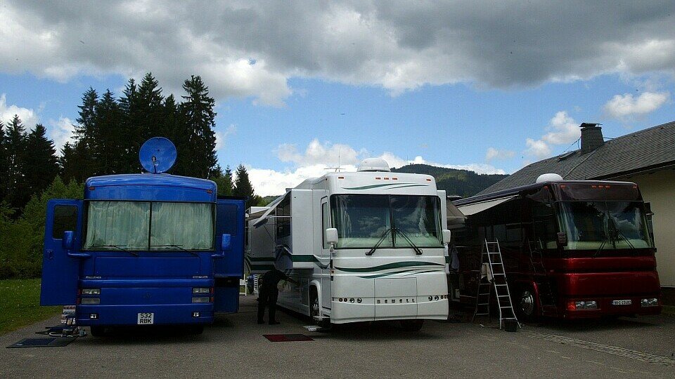 Die mobilen vier Wände von Coulthard, Villeneuve und Button., Foto: Sutton