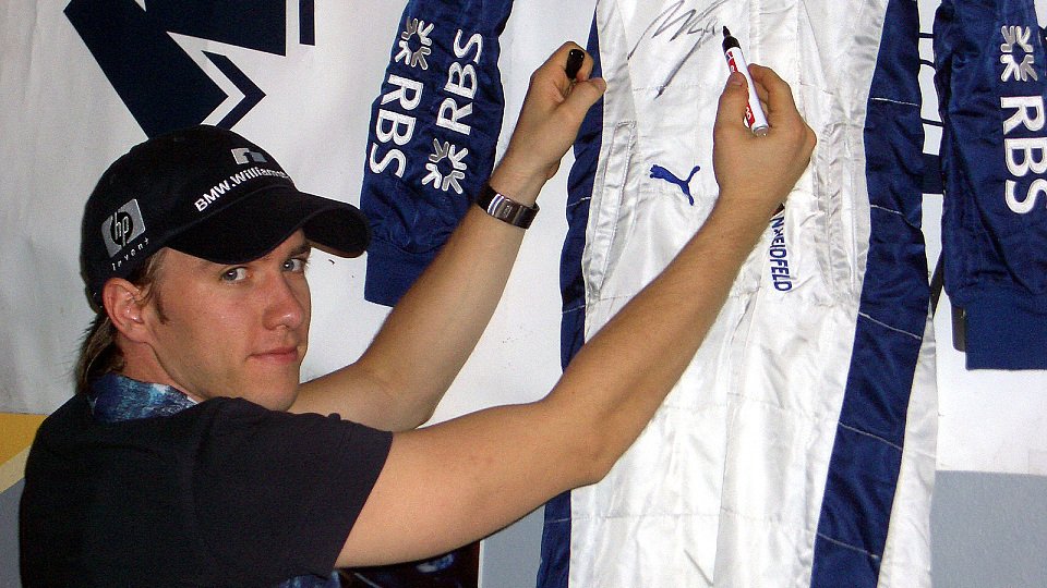 Nick unterzeichnete die Versteigerungsobjekte für seine Fans., Foto: adrivo Sportpresse