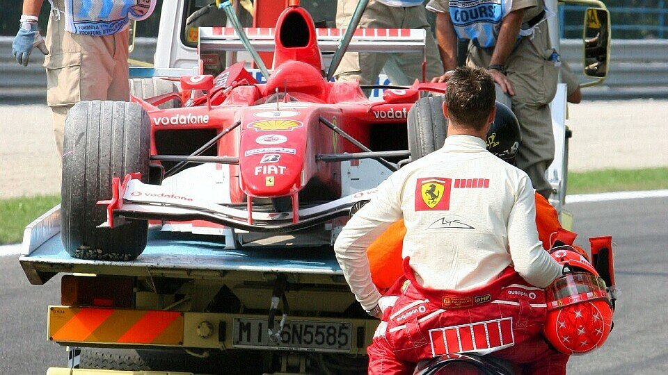 Der F2005 von Michael Schumacher wird abgeschleppt..., Foto: Sutton