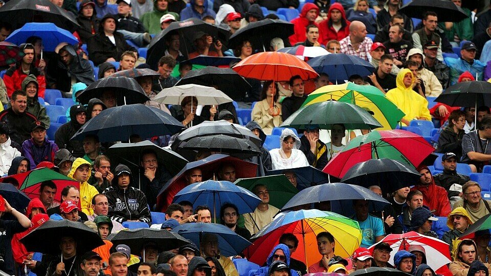 Die Fans fühlten sich im Regen stehen gelassen, Foto: Sutton