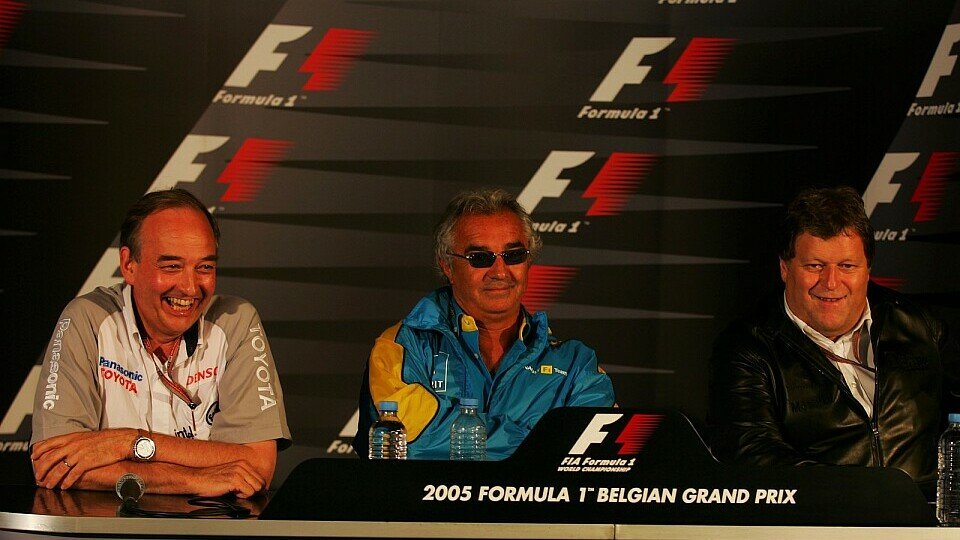John Howett, Flavio Briator und Norbert Haug in der FIA-PK., Foto: Sutton