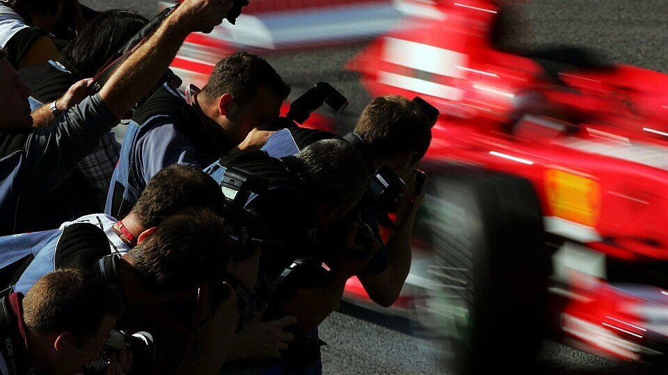 Auch ohne Siege und Titel steht Ferrari immer im Mittelpunkt des Interesses., Foto: Sutton