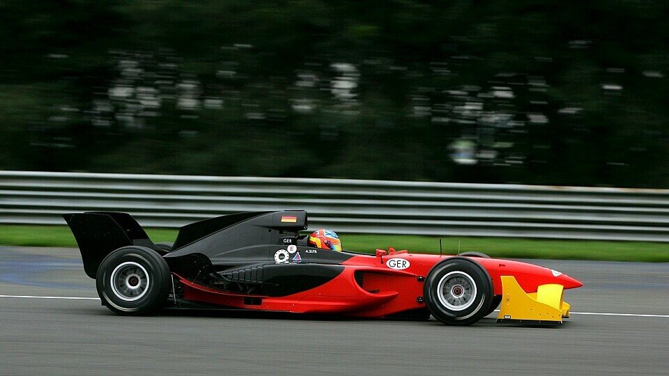 Adrian Sutil führte erstmals das schwarz-rot-goldene Auto aus., Foto: Sutton Adrian Sutil führte erstmals das schwarz-rot-goldene Auto aus., Foto: Sutton